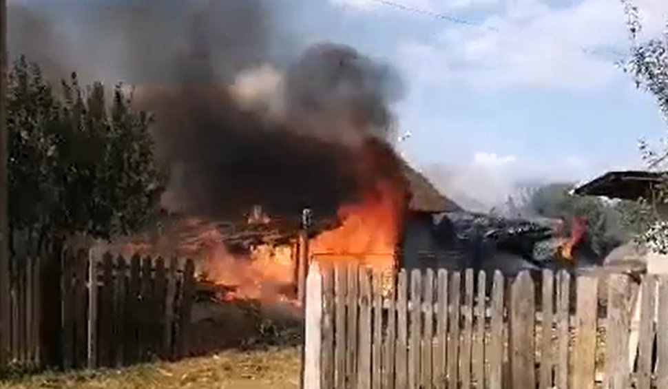Incendiu de proporţii după un chef în Teleorman. Petrecăreţii au plecat de acasă lăsând gratarul nesupravegheat