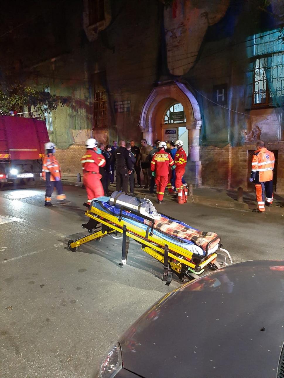 Incendiu la Spitalul de Psihiatrie din Arad, trei cadre medicale şi trei pacienţi transportaţi la spital 725353