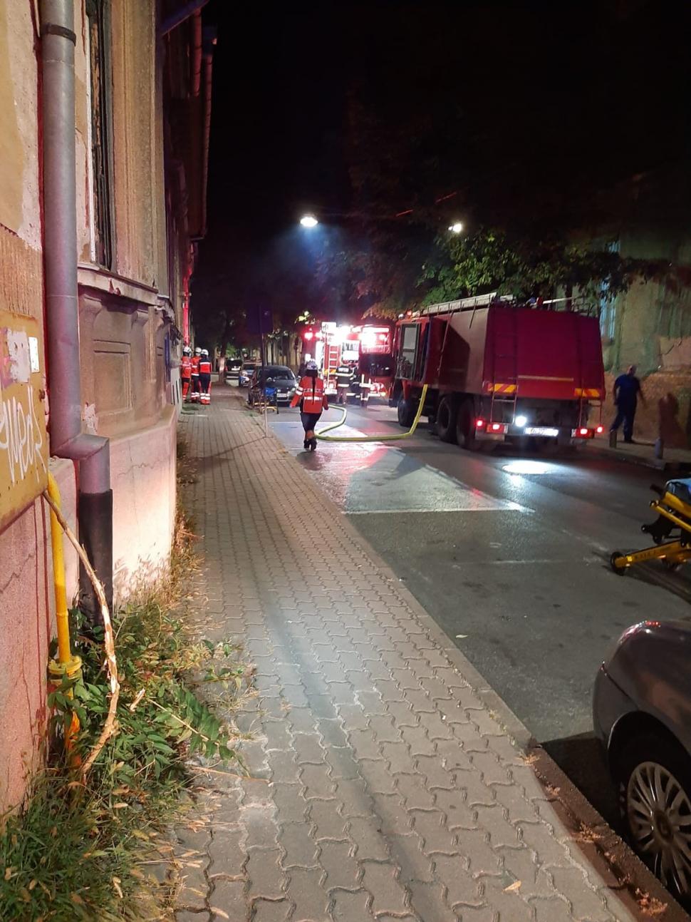 Incendiu la Spitalul de Psihiatrie din Arad, trei cadre medicale şi trei pacienţi transportaţi la spital 725355