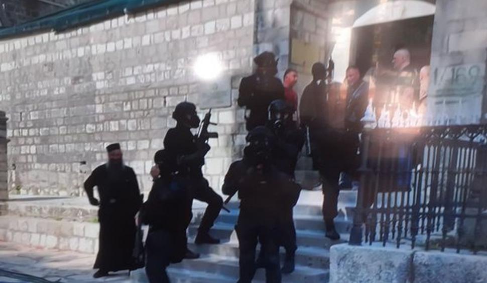 Mitropolitul sârb Ioanichie a fost escortat la elicopter de trupe anti-tero după proteste violente, în Muntenegru 725375