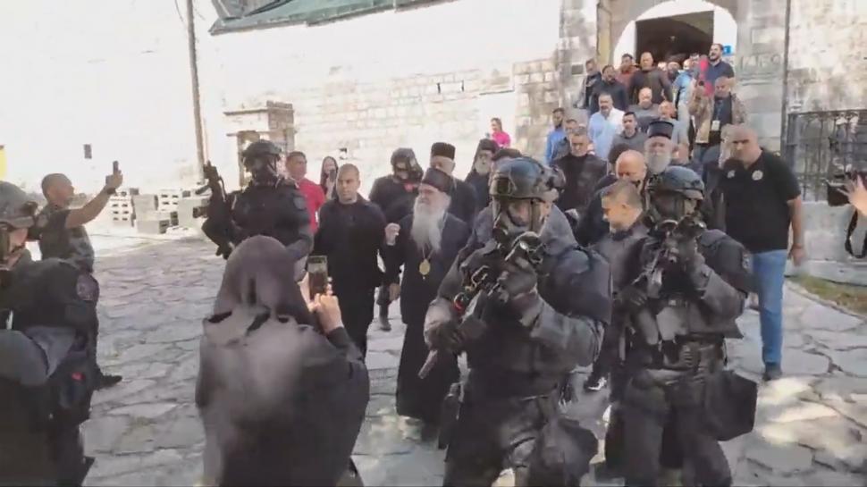 Mitropolitul sârb Ioanichie a fost escortat la elicopter de trupe anti-tero după proteste violente, în Muntenegru 725378