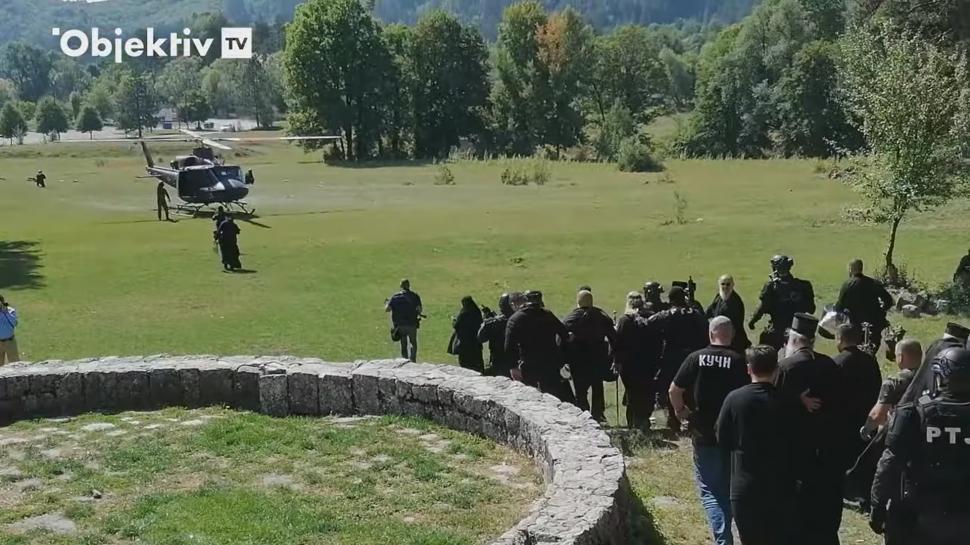 Mitropolitul sârb Ioanichie a fost escortat la elicopter de trupe anti-tero după proteste violente, în Muntenegru 725380