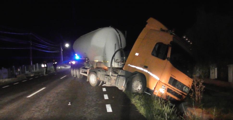 Accident grav, în Argeș: Un copil a murit, alți doi sunt în stare gravă, după ce un autoturism a fost spulberat de un TIR 725474