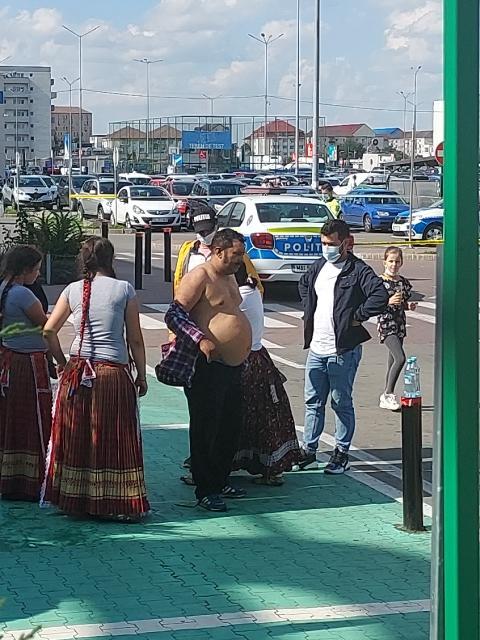 Copil de 12 ani, înjunghiat în parcarea unui mall din Sibiu, într-o încăierare cu peste 20 de persoane 725606