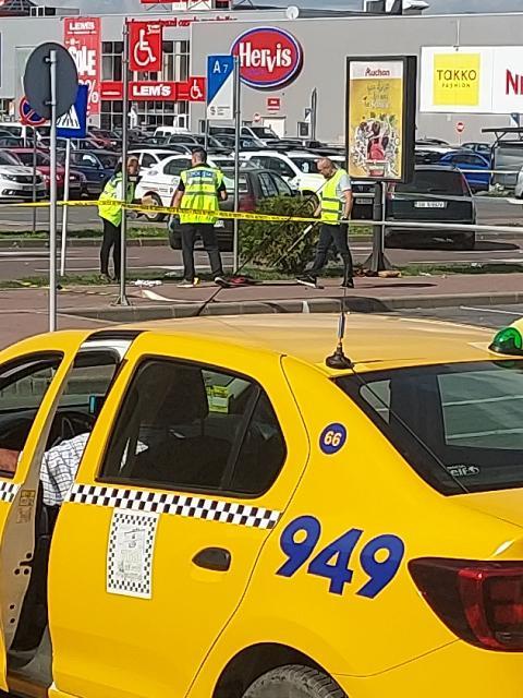Copil de 12 ani, înjunghiat în parcarea unui mall din Sibiu, într-o încăierare cu peste 20 de persoane 725609