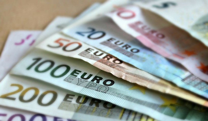 Euro a atins o a treia cotă istorică. Criza politică aruncă în aer leul