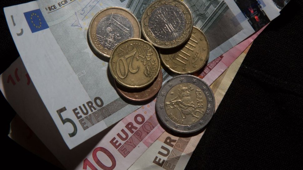 Euro se apropie vertiginos de 5 lei. A atins un nou maxim istoric în raport cu moneda națională