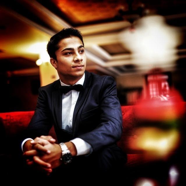 Napoleon Dolar, tânărul rom născut cu tetrapareză, pe care viaţa l-a îngenunchiat, dar nu l-a înfrânt: "Cartea nu te lasă să fii manipulat!" 725491