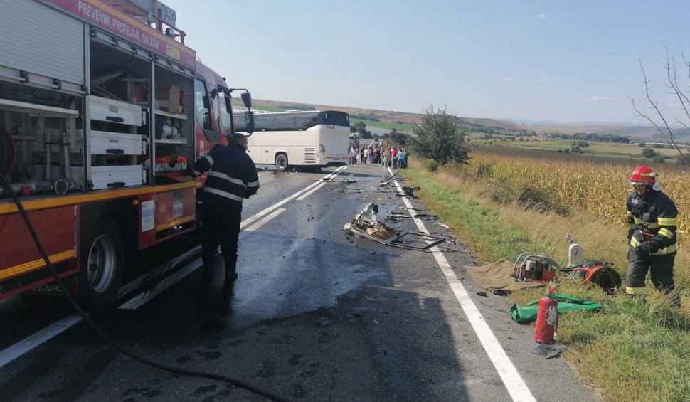 Autocar plin cu pasageri, implicat într-un accident pe DN1, în Sibiu. Două persoane au fost rănite