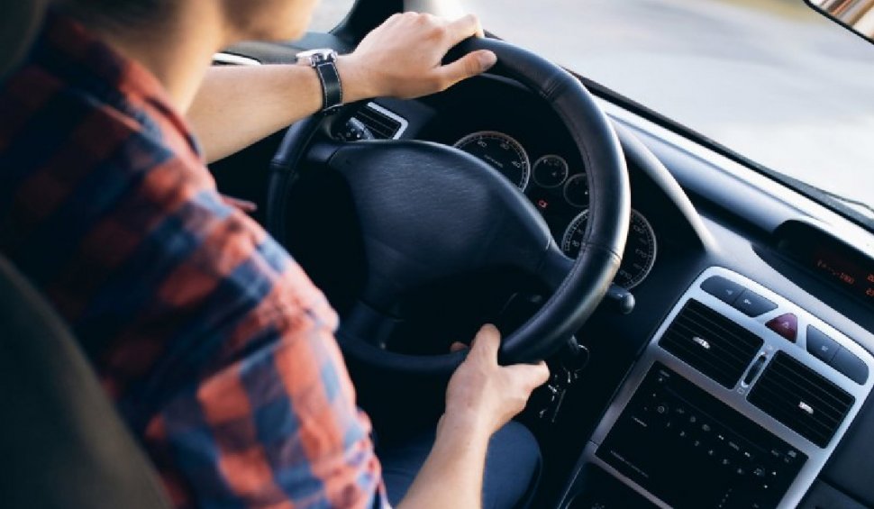 Adolescent de 17 ani, prins la volan alături de surorile minore pe un drum din Vaslui. A luat maşina fără ştirea tatălui 