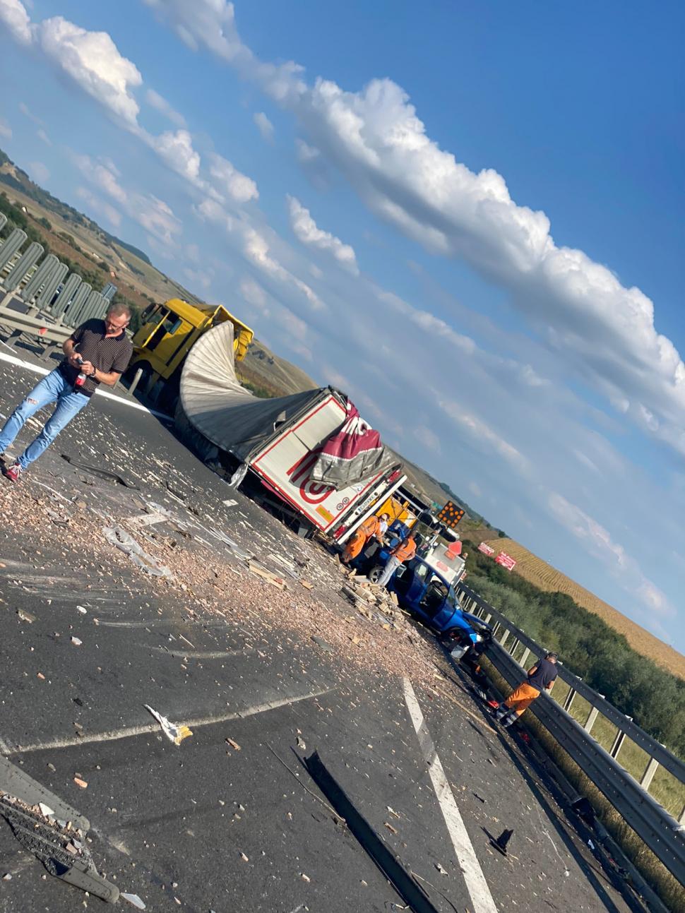 Carambol cu 3 maşini şi 2 TIR-uri pe A1, în Alba. Traficul este blocat 725758