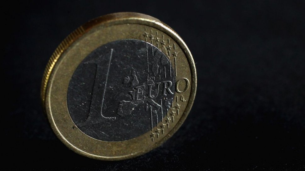 Euro atinge un nou record, pentru a doua zi consecutiv