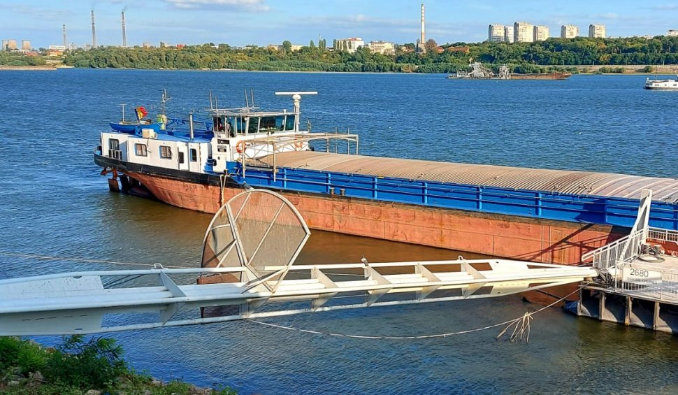 Alertă în portul Giurgiu! Un bărbat este căutat de scafandri, după ce a căzut în Dunăre de pe o barjă