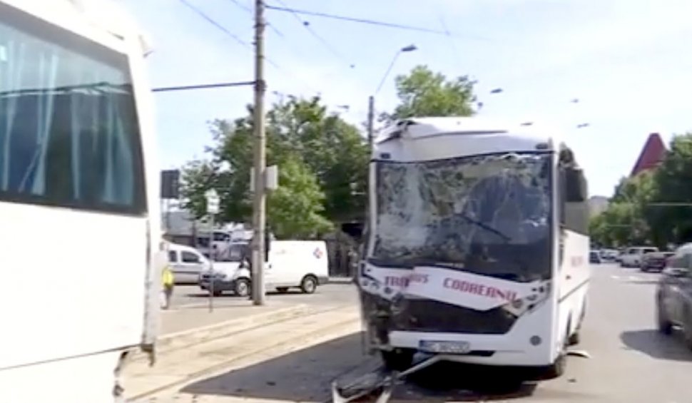 Accident grav între două autocare, în București. 10 persoane au fost rănite
