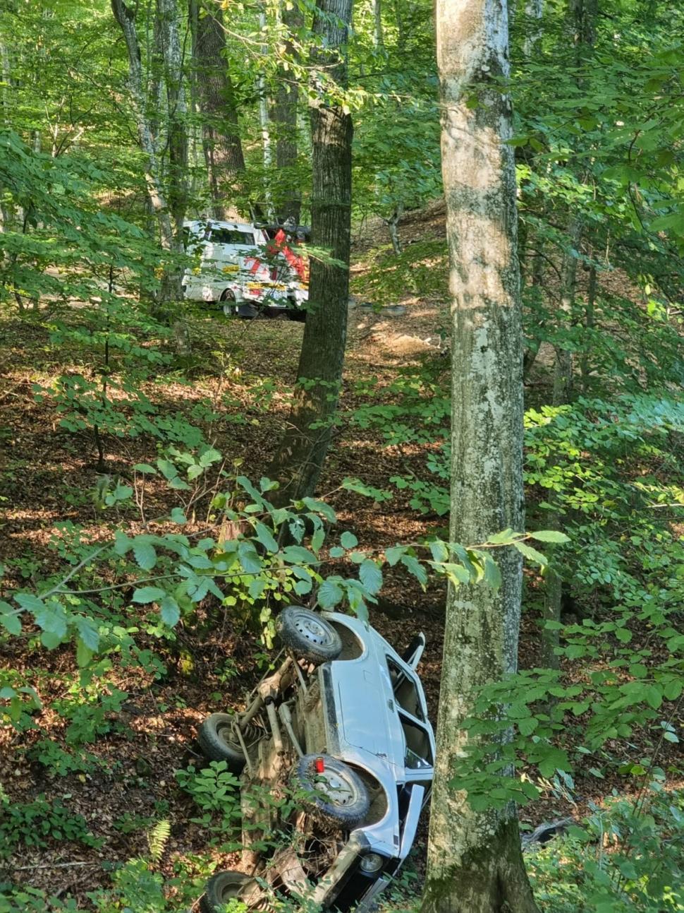 Un austriac beat și cu mașina neînmatriculată a ucis o femeie și a rămas cu mașina într-o râpă, în Reșița 725903