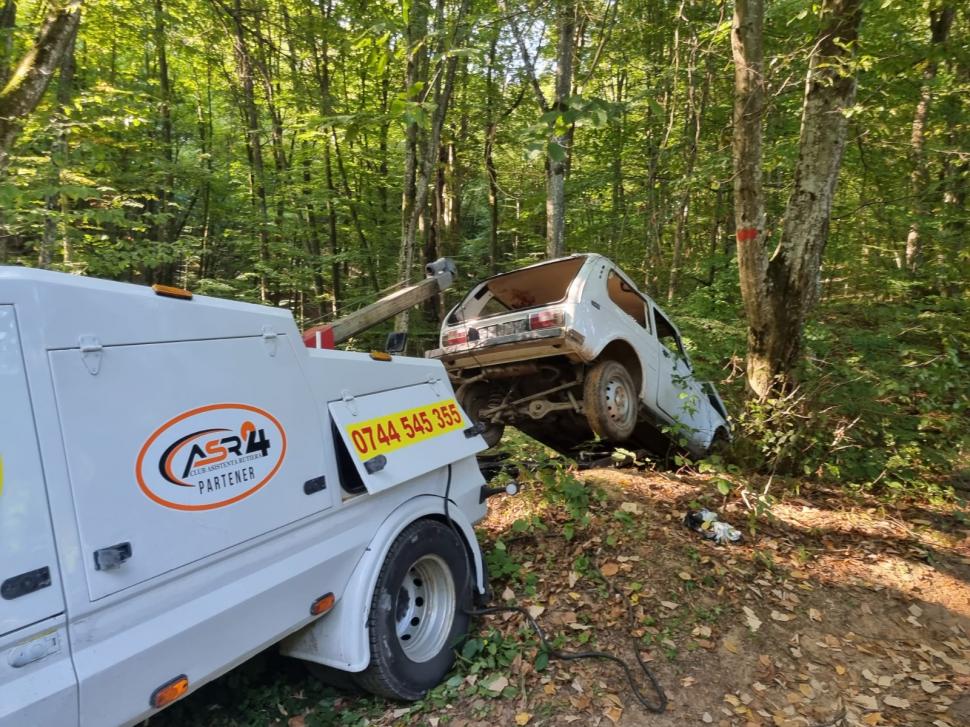 Un austriac beat și cu mașina neînmatriculată a ucis o femeie și a rămas cu mașina într-o râpă, în Reșița 725904