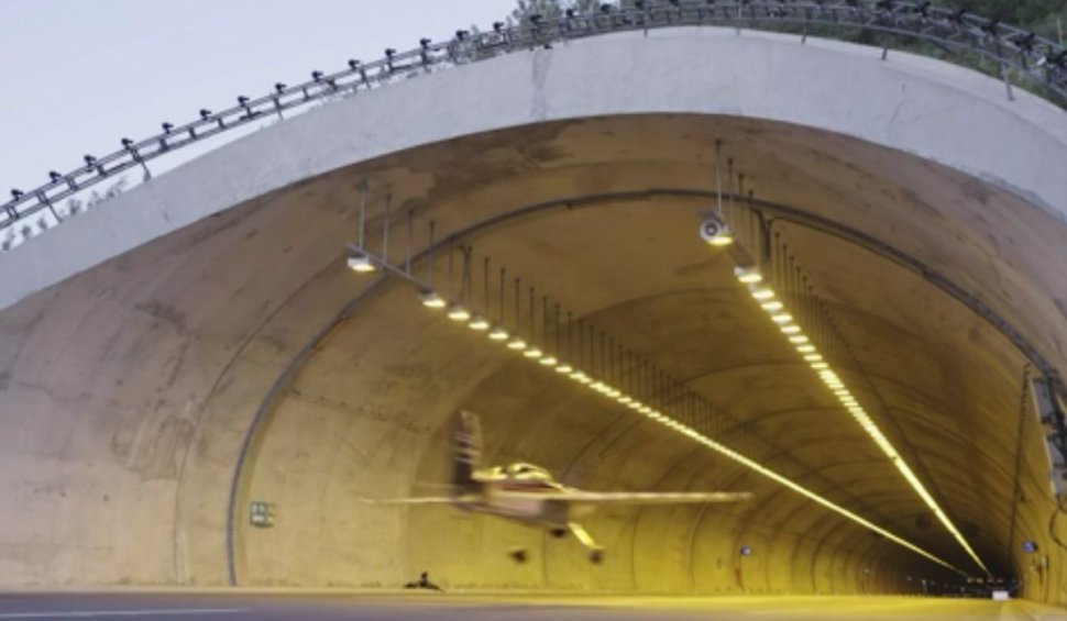 Pilotul cascador din "Misiune Imposibilă 7" a intrat în Cartea Recordurilor după ce a zburat cu avionul printr-un tunel rutier