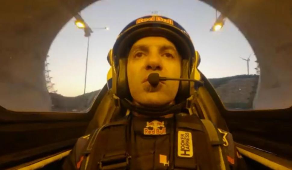 Pilotul cascador din "Misiune Imposibilă 7" a intrat în Cartea Recordurilor după ce a zburat cu avionul printr-un tunel rutier 725806