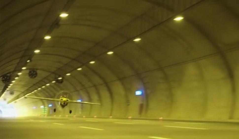 Pilotul cascador din "Misiune Imposibilă 7" a intrat în Cartea Recordurilor după ce a zburat cu avionul printr-un tunel rutier 725807