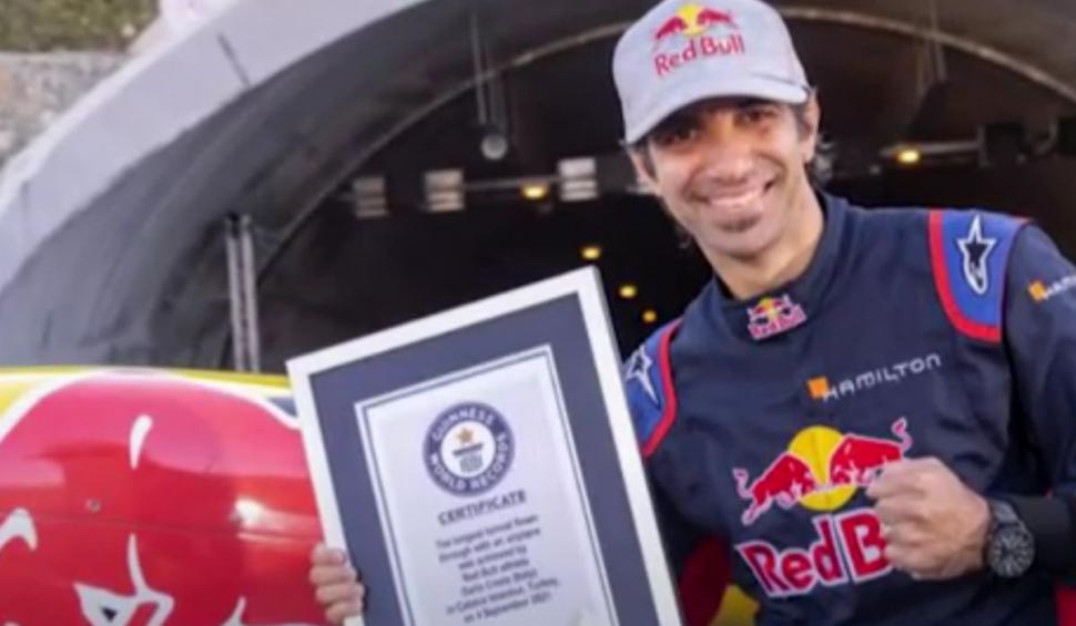 Pilotul cascador din "Misiune Imposibilă 7" a intrat în Cartea Recordurilor după ce a zburat cu avionul printr-un tunel rutier 725808