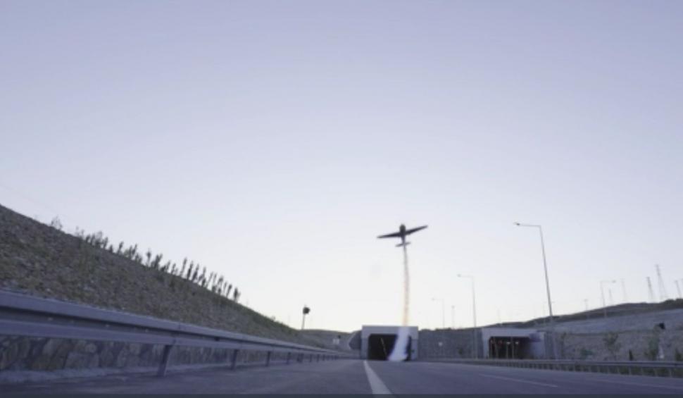 Pilotul cascador din "Misiune Imposibilă 7" a intrat în Cartea Recordurilor după ce a zburat cu avionul printr-un tunel rutier 725809