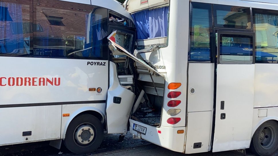 Două microbuze de călători s-au ciocnit în fața Gării Obor din Capitală. Zece victime la spital