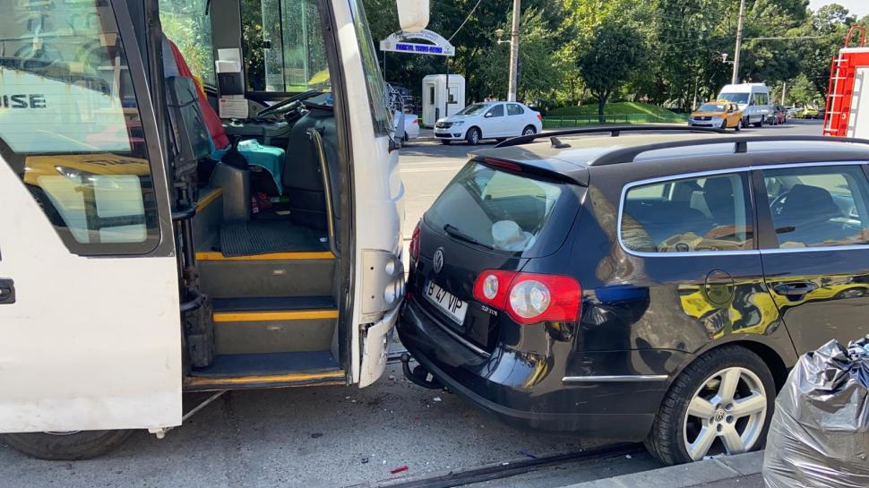 Două microbuze de călători s-au ciocnit în fața Gării Obor din Capitală. Zece victime la spital 725870