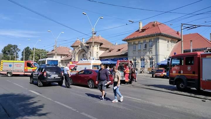 Două microbuze de călători s-au ciocnit în fața Gării Obor din Capitală. Zece victime la spital 725872