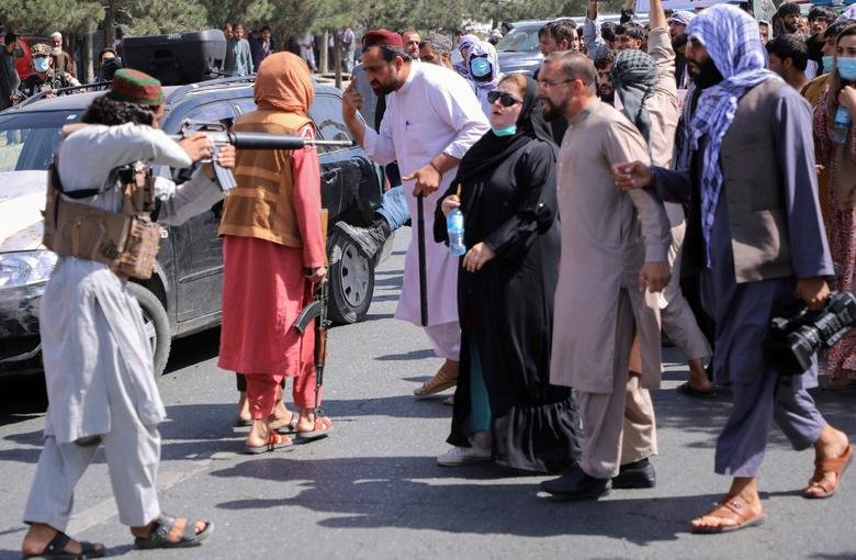 Talibanii au biciuit femei ieșite la protest în Kabul după anunțarea guvernului interimar și i-au bătut pe jurnaliștii locali