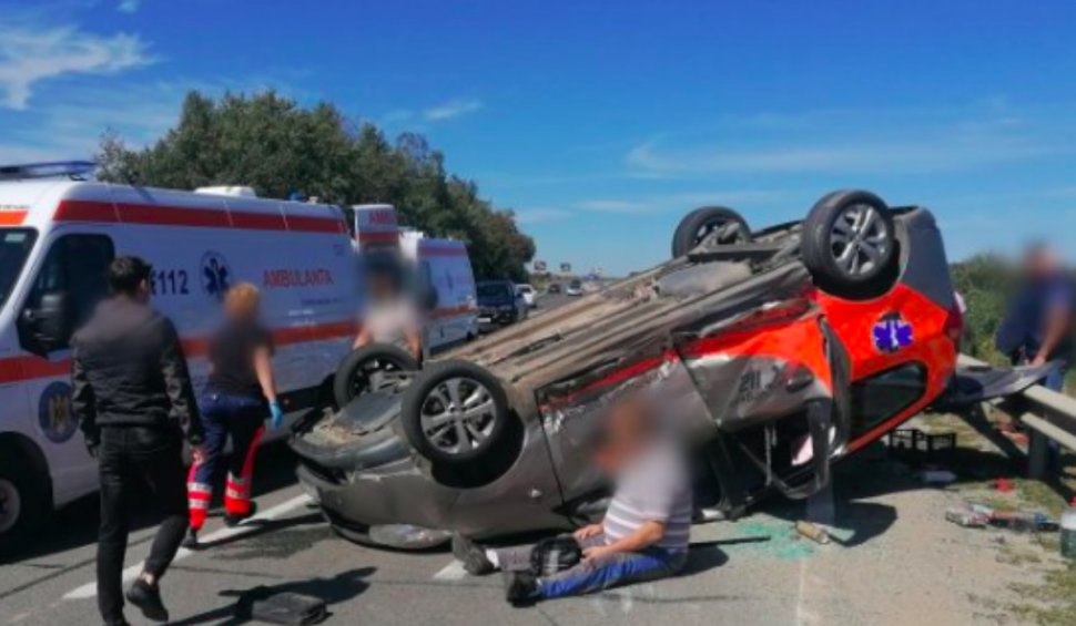O ambulanţă răsturnată pe şosea, patru victime și trafic îngreunat, după un accident pe DN1, la Sibiu