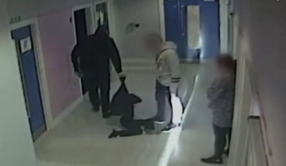 "Cel mai josnic polițist": a târât pe podeaua școlii un copil cu autism și l-a amenințat că-l bate, în Marea Britanie