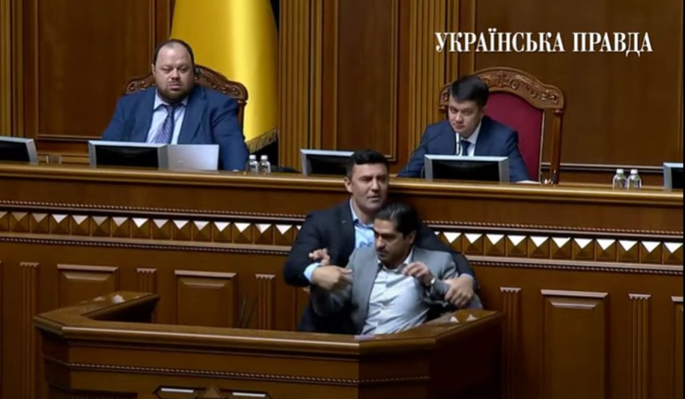 Un deputat a fost smuls de la tribună, în plin scandal al mercenarilor "Wagner" în Parlamentul din Ucraina