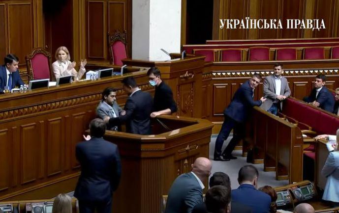Un deputat a fost smuls de la tribună, în plin scandal al mercenarilor "Wagner" în Parlamentul din Ucraina 726103