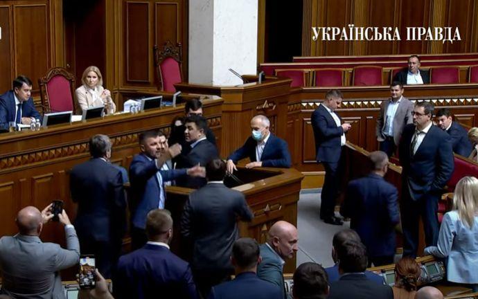 Un deputat a fost smuls de la tribună, în plin scandal al mercenarilor "Wagner" în Parlamentul din Ucraina 726104