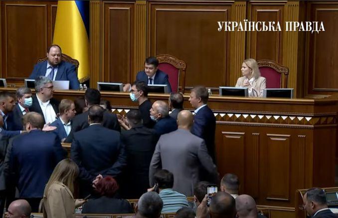 Un deputat a fost smuls de la tribună, în plin scandal al mercenarilor "Wagner" în Parlamentul din Ucraina 726105