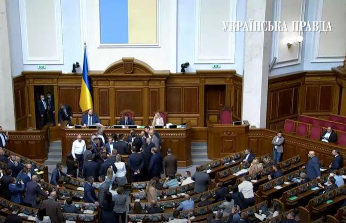 Un deputat a fost smuls de la tribună, în plin scandal al mercenarilor "Wagner" în Parlamentul din Ucraina 726106