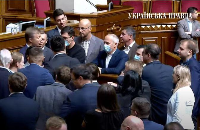 Un deputat a fost smuls de la tribună, în plin scandal al mercenarilor "Wagner" în Parlamentul din Ucraina 726107