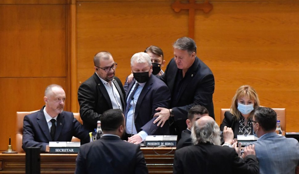 Imagini exclusive: Cum a început bătaia din Parlament dintre Florin Roman, AUR și USR PLUS