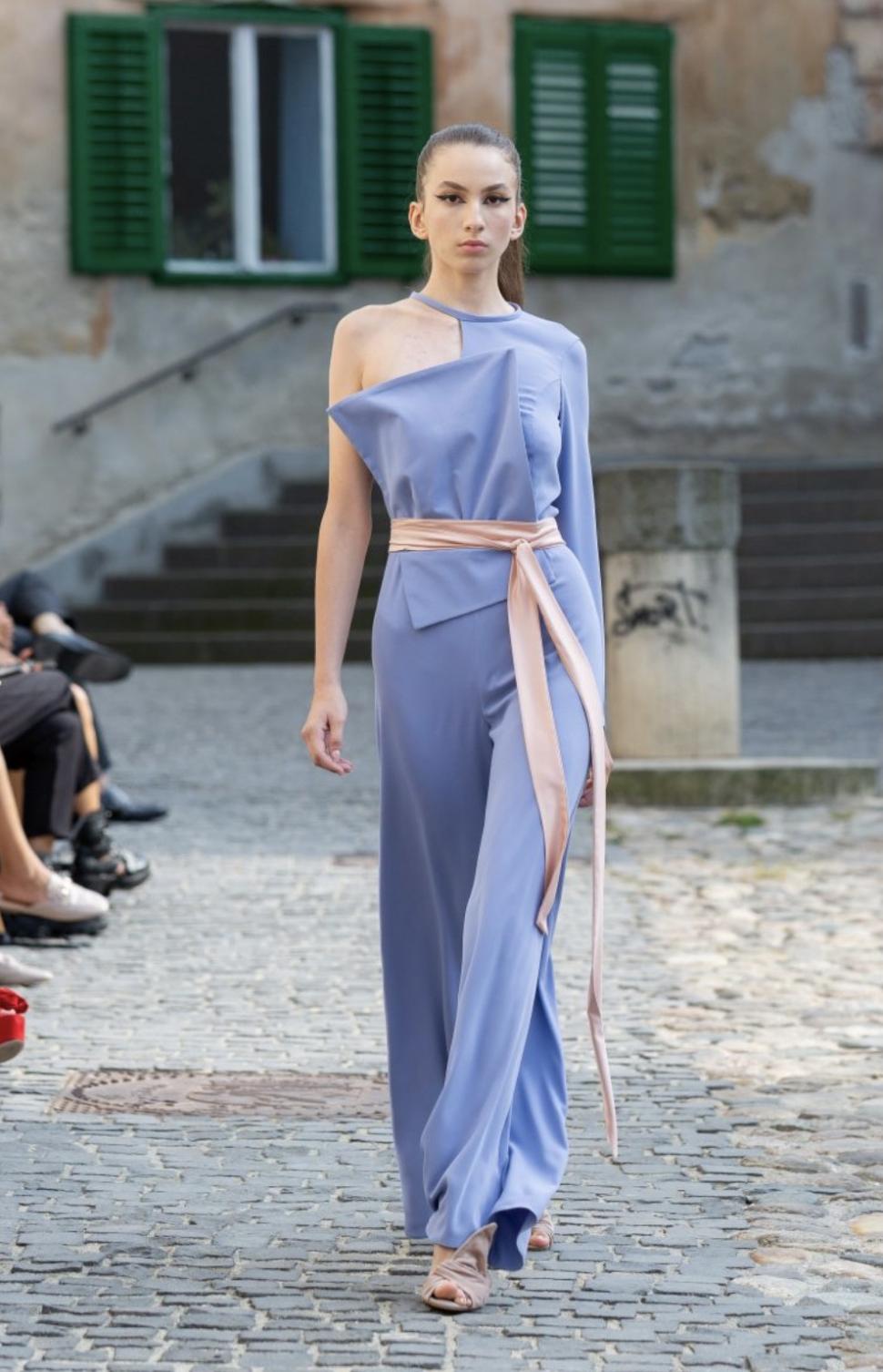 O româncă de 16 ani uimește lumea modei. Janine Minea, noua vedetă a podiumului 726282