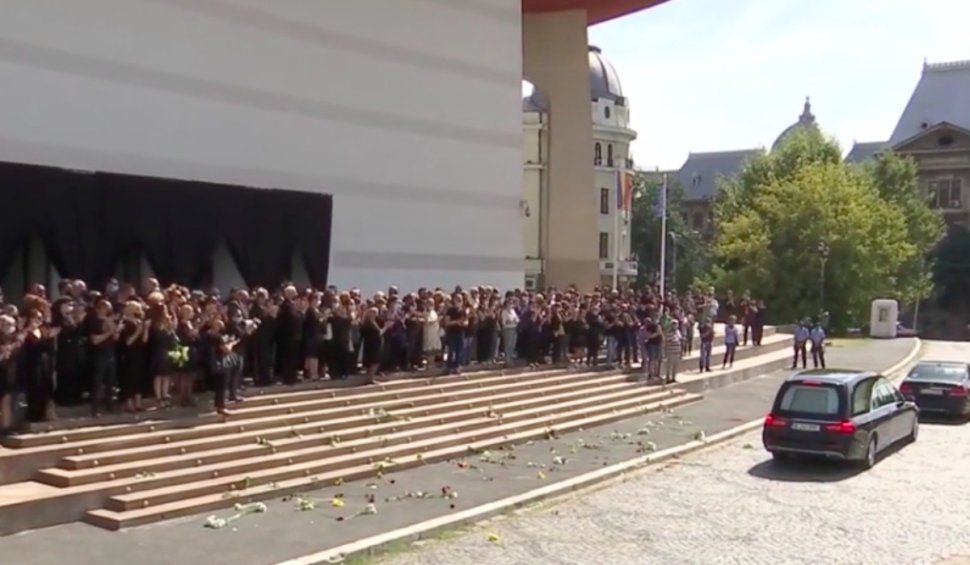 Maestrul Ion Caramitru, condus pe ultimul drum. Ultimele flori și sute de aplauze pentru actor, în fața Teatrului Național