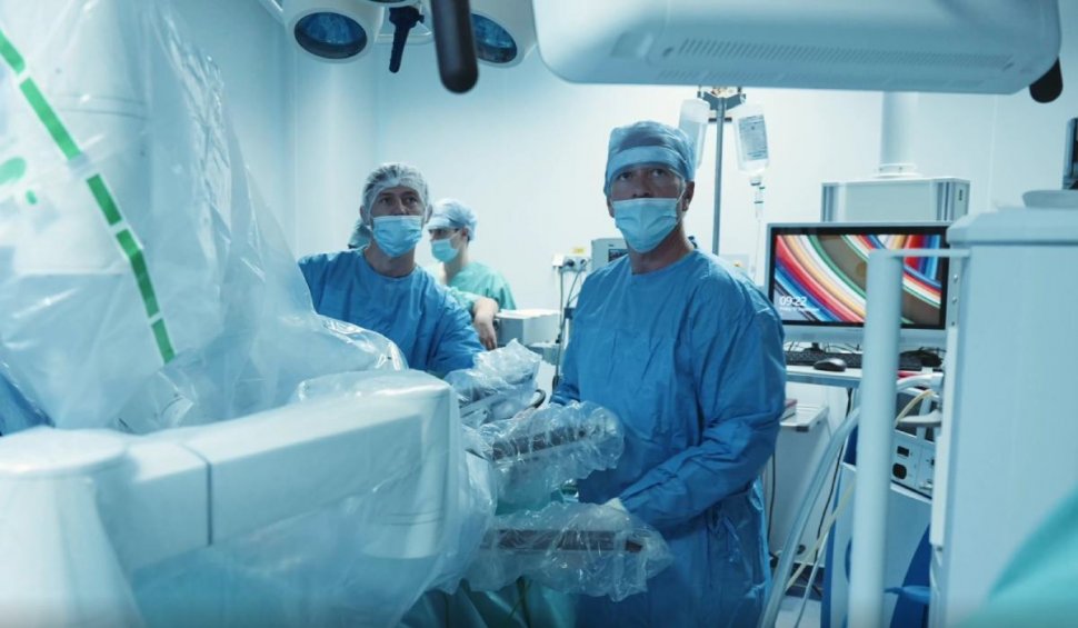 Premieră la un spital privat din Oradea. Medicii învață să opereze tumorile canceroase cu un robot
