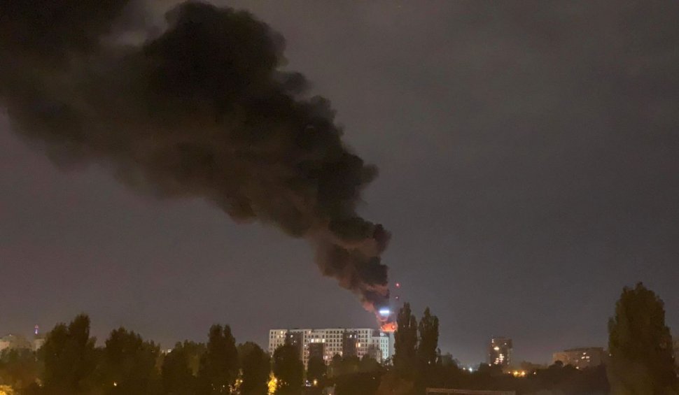 Explozie urmată de incendiu la un bloc din București. Arafat: Acționăm cu 11 autospeciale de stingere
