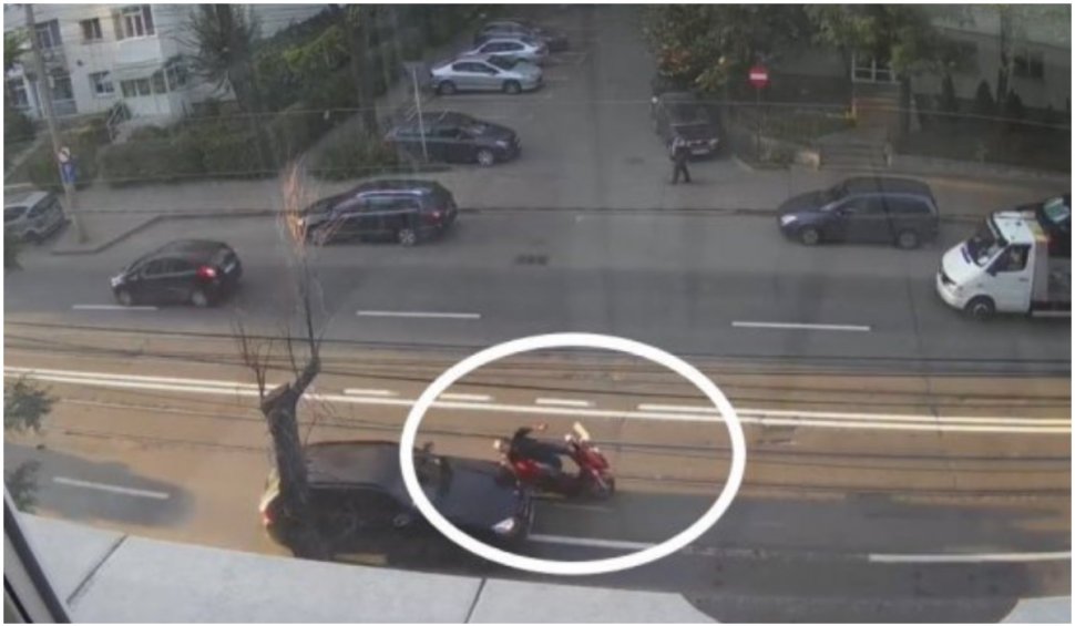 Viral! Momentul în care o şoferiţă din Iași izbeşte un motociclist ce mergea paralel cu ea