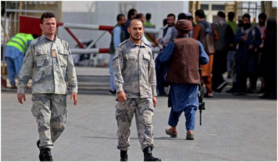 Poliția afgană și-a reluat activitatea pe aeroportul din Kabul, alături de talibani