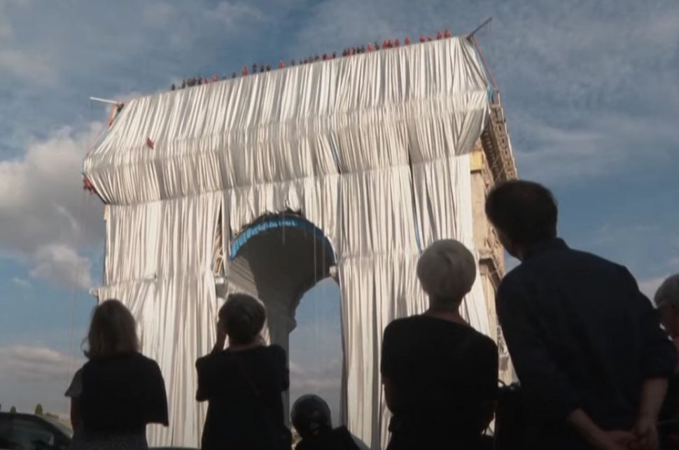 Arcul de Triumf este acoperit cu fâșii gigantice de pânză, la Paris