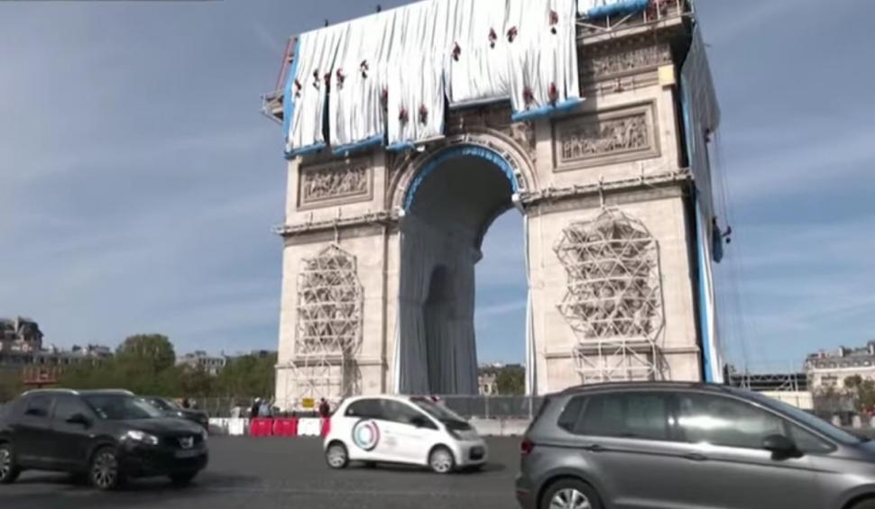Arcul de Triumf este acoperit cu fâșii gigantice de pânză, la Paris 726640