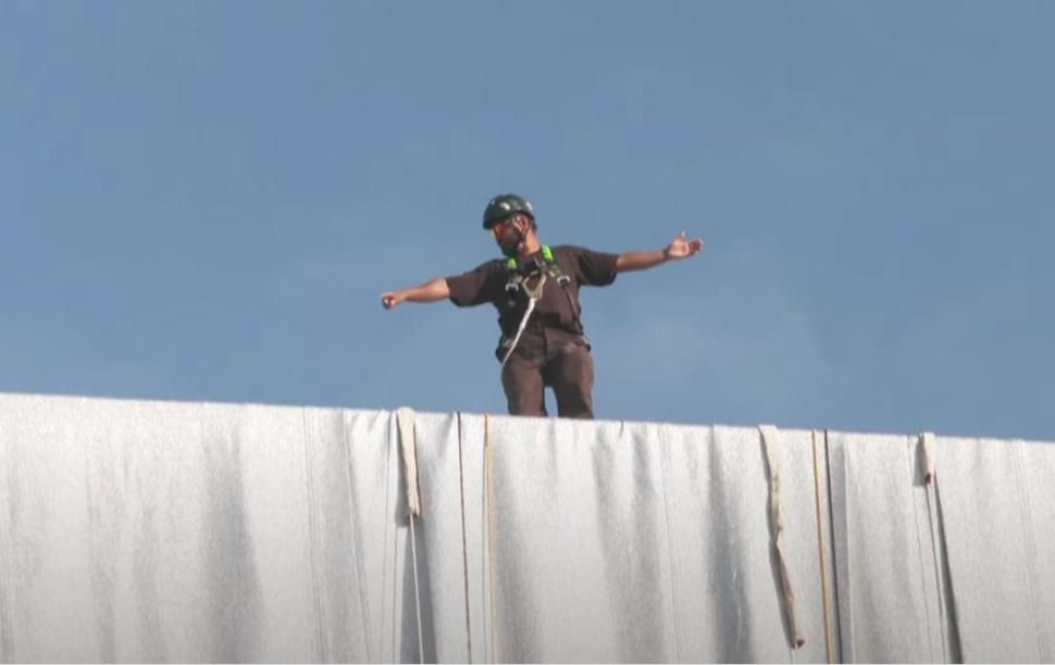 Arcul de Triumf este acoperit cu fâșii gigantice de pânză, la Paris 726641