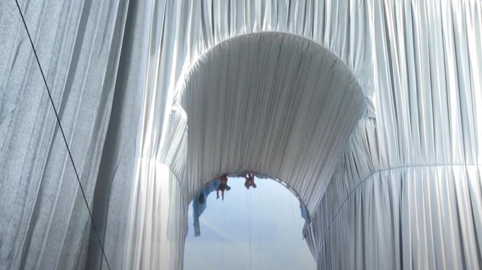 Arcul de Triumf este acoperit cu fâșii gigantice de pânză, la Paris 726642