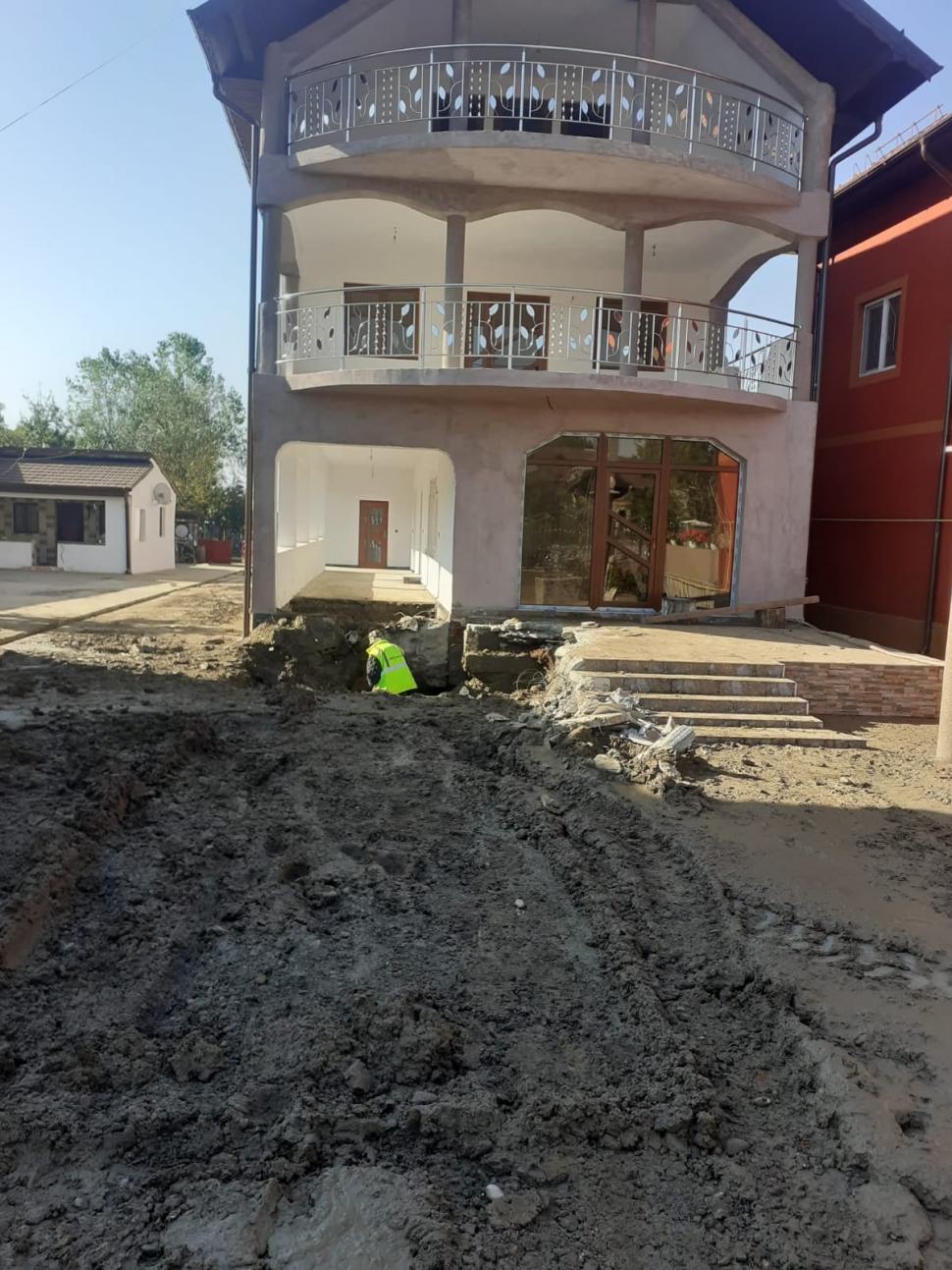 Conducta care alimentează Craiova cu apă s-a spart chiar sub o casă construită fără autorizaţie în Ţânţăreni, Gorj 726600