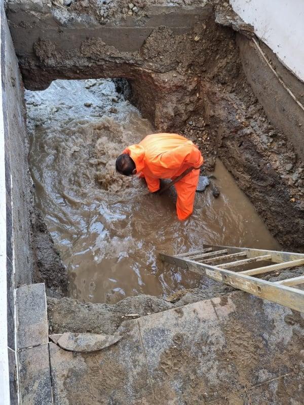 Conducta care alimentează Craiova cu apă s-a spart chiar sub o casă construită fără autorizaţie în Ţânţăreni, Gorj 726601